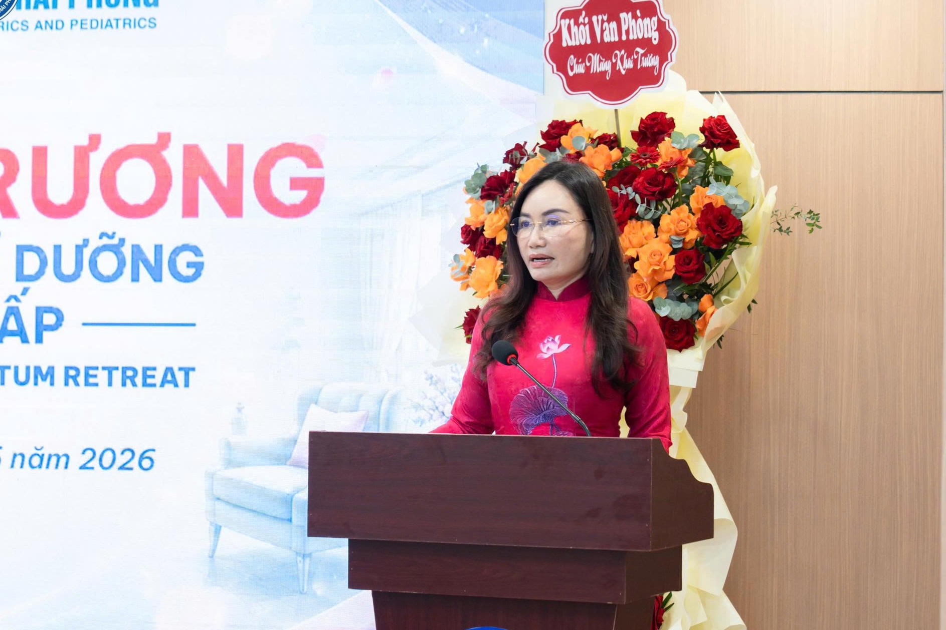 TS.BSCKII Phạm Thu Xanh, Ph&oacute; Tổng Gi&aacute;m đốc Tổng C&ocirc;ng ty, Chủ tịch Hội đồng điều h&agrave;nh Hệ thống Bệnh viện Quốc tế, Gi&aacute;m đốc điều h&agrave;nh Bệnh viện Quốc tế Sản - Nhi Hải Ph&ograve;ng ph&aacute;t biểu.