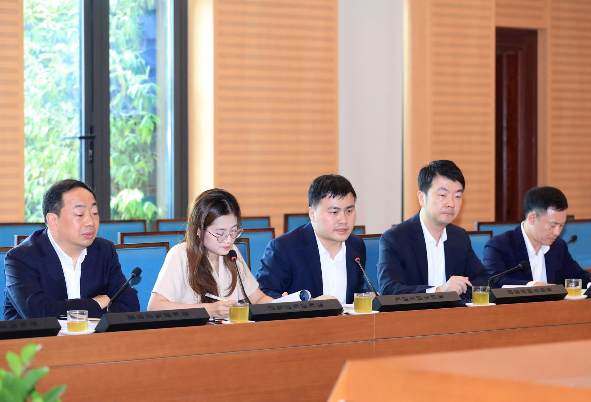 Ông Dương Thụy Khải và các chuyên gia của Huawei chia sẻ thông tin. Ông Dương Thụy Khải và các chuyên gia của Huawei chia sẻ thông tin.