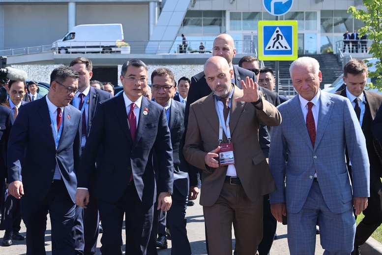 Thủ tướng Lê Minh Hưng nghe giới thiệu khi tới thăm Triển lãm "Made in Tatarstan" (Sản xuất tại Tatarstan) - Ảnh: VGP/Nhật Bắc Thủ tướng Lê Minh Hưng nghe giới thiệu khi tới thăm Triển lãm "Made in Tatarstan" (Sản xuất tại Tatarstan) - Ảnh: VGP/Nhật Bắc