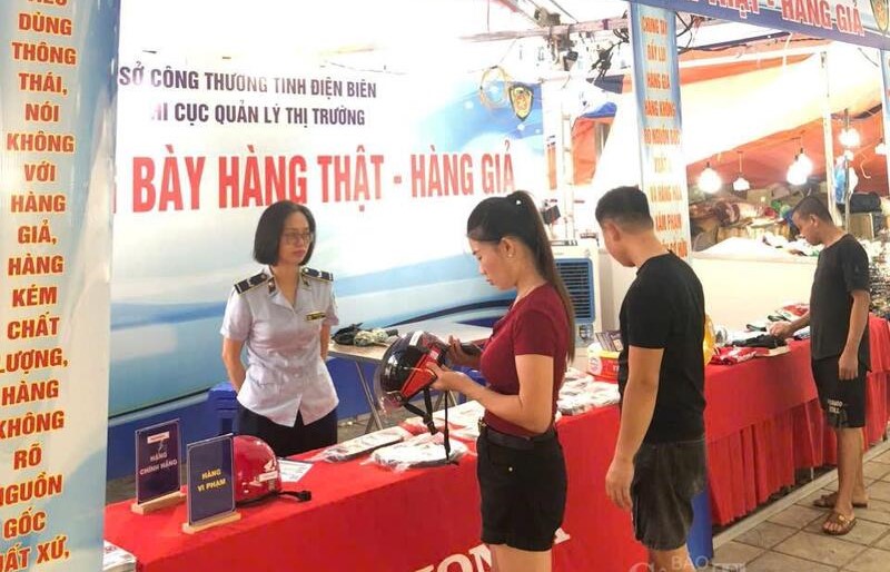 Gian hàng trưng bày hàng thật - hàng giả tại Hội chợ Xúc tiến thương mại và sản phẩm OCOP tỉnh Điện Biên năm 2026 thu hút sự quan tâm của doanh nghiệp, người tiêu dùng. Ảnh: TT Gian hàng trưng bày hàng thật - hàng giả tại Hội chợ Xúc tiến thương mại và sản phẩm OCOP tỉnh Điện Biên năm 2026 thu hút sự quan tâm của doanh nghiệp, người tiêu dùng. Ảnh: TT