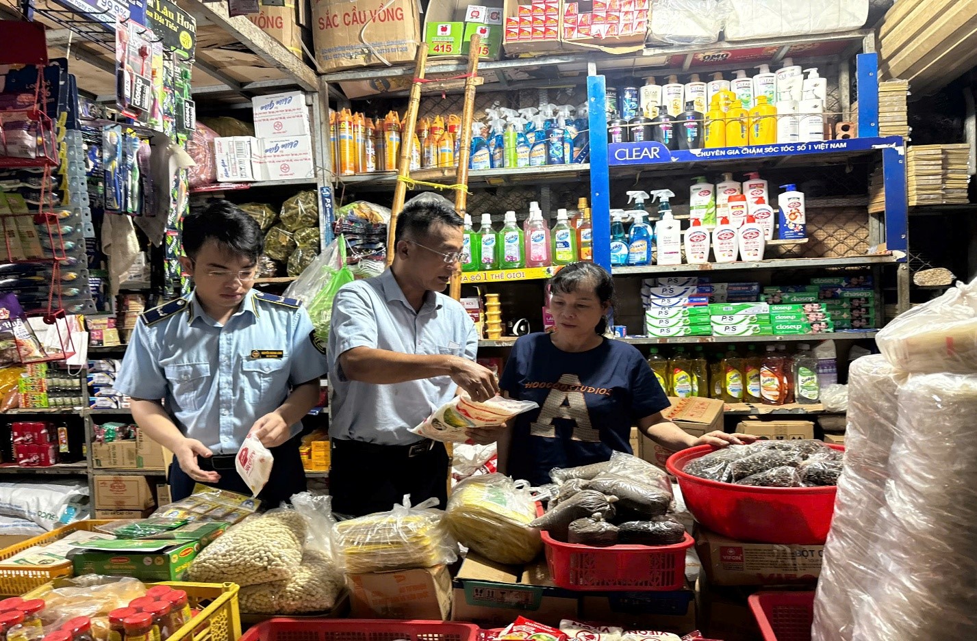 Thanh Hóa: Đẩy mạnh tuyên truyền pháp luật và hướng dẫn nhận diện hàng giả tại chợ đầu mối Đông Hương