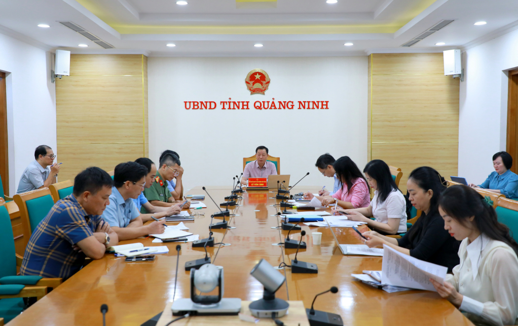 &Ocirc;ng L&ecirc; Văn &Aacute;nh, Ph&oacute; Chủ tịch UBND tỉnh Quảng Ninh, chủ tr&igrave; cuộc họp nghe b&aacute;o c&aacute;o c&ocirc;ng t&aacute;c mua sắm s&aacute;ch gi&aacute;o khoa để thực hiện ch&iacute;nh s&aacute;ch cho mượn miễn ph&iacute; s&aacute;ch gi&aacute;o khoa v&agrave; triển khai hệ thống điện mặt trời m&aacute;i nh&agrave;, trang bị điều h&ograve;a tại c&aacute;c cơ sở gi&aacute;o dục c&ocirc;ng lập