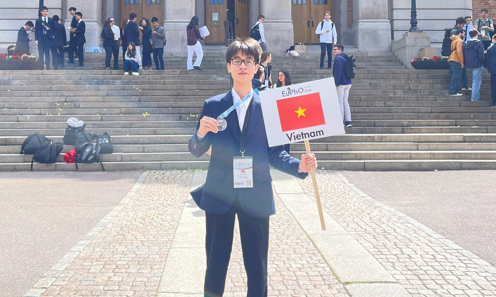 Hoàng Văn Thái Sơn sau lễ trao giải tại Thuỵ Điển ngày 16/6. Hoàng Văn Thái Sơn sau lễ trao giải tại Thuỵ Điển ngày 16/6.