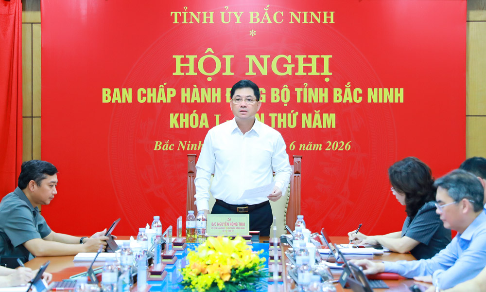 Đồng ch&iacute; B&iacute; thư Tỉnh ủy Nguyễn Hồng Th&aacute;i ph&aacute;t biểu tại hội nghị.