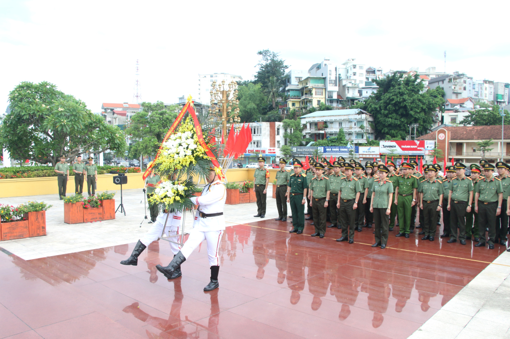 Ban Tổ chức và đại diện các đoàn tham dự Liên hoan nghệ thuật quần chúng lực lượng An ninh Nhân dân dâng hoa tại Đài tưởng niệm các Anh hùng Liệt sĩ tỉnh Quảng Ninh Ban Tổ chức và đại diện các đoàn tham dự Liên hoan nghệ thuật quần chúng lực lượng An ninh Nhân dân dâng hoa tại Đài tưởng niệm các Anh hùng Liệt sĩ tỉnh Quảng Ninh