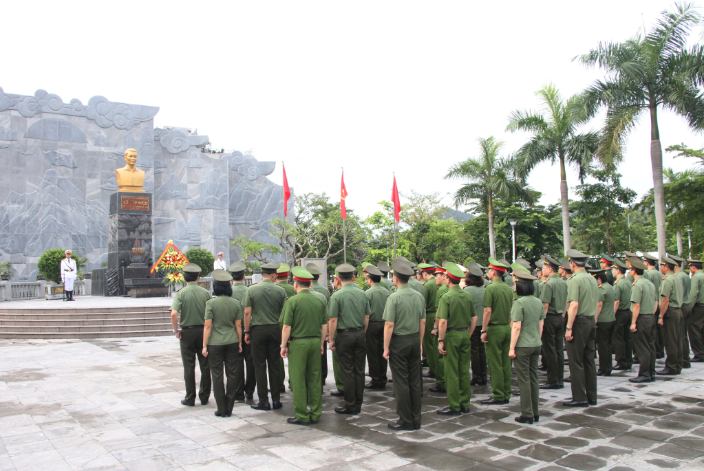Ban Tổ chức và đại diện các đoàn tham dự Liên hoan nghệ thuật quần chúng lực lượng An ninh Nhân dân làm lễ dâng hương, dâng hoa tại Tượng đài đồng chí Vũ Văn Hiếu, Bí thư Đặc khu ủy đầu tiên Khu mỏ Quảng Ninh Ban Tổ chức và đại diện các đoàn tham dự Liên hoan nghệ thuật quần chúng lực lượng An ninh Nhân dân làm lễ dâng hương, dâng hoa tại Tượng đài đồng chí Vũ Văn Hiếu, Bí thư Đặc khu ủy đầu tiên Khu mỏ Quảng Ninh