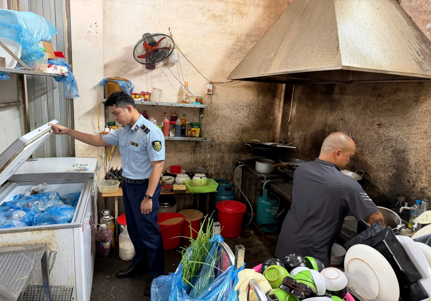 Lực lượng thuộc Đội Quản lý thị trường số 1 kiểm tra thực phẩm tại cơ sở kinh doanh dịch vụ ăn uống Lực lượng thuộc Đội Quản lý thị trường số 1 kiểm tra thực phẩm tại cơ sở kinh doanh dịch vụ ăn uống