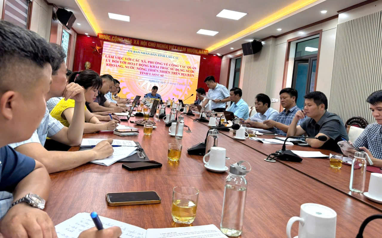 Ph&oacute; Chủ tịch UBND tỉnh L&agrave;o Cai Nguyễn Th&agrave;nh Sinh chủ tr&igrave; hội nghị chấn chỉnh c&ocirc;ng t&aacute;c quản l&yacute; nguồn nước kho&aacute;ng n&oacute;ng thi&ecirc;n nhi&ecirc;n.