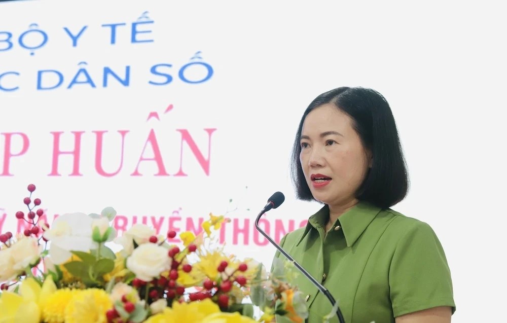 Phó Cục trưởng Cục Dân số Hoàng Thị Thơm phát biểu khai mạc. Phó Cục trưởng Cục Dân số Hoàng Thị Thơm phát biểu khai mạc.