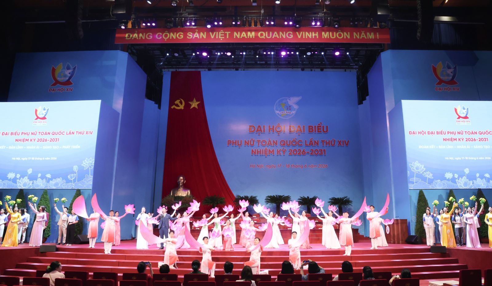 Các chương trình văn nghệ được chuẩn bị công phu, chu đáo, sắn sàng cho phiên khai mạc ngày 17/6. Các chương trình văn nghệ được chuẩn bị công phu, chu đáo, sắn sàng cho phiên khai mạc ngày 17/6.