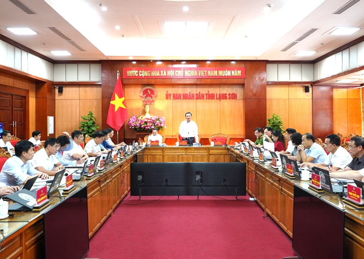 Chủ tịch UBND tỉnh Lạng Sơn Nguyễn Cảnh To&agrave;n chủ tr&igrave; phi&ecirc;n họp.