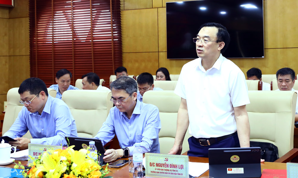 Đồng ch&iacute; Nguyễn Đ&igrave;nh Lợi, Ủy vi&ecirc;n Ban Thường vụ Tỉnh ủy, Trưởng Ban Tuy&ecirc;n gi&aacute;o v&agrave; D&acirc;n vận Tỉnh ủy ph&aacute;t biểu thảo luận tại hội nghị.