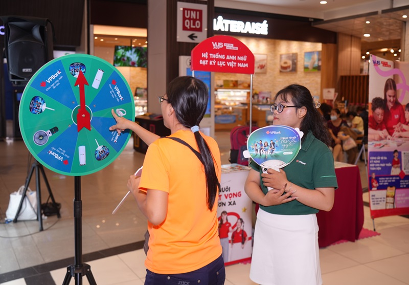 Khách hàng hào hứng tham gia vòng quay may mắn. Ảnh VPBank. Khách hàng hào hứng tham gia vòng quay may mắn. Ảnh VPBank.