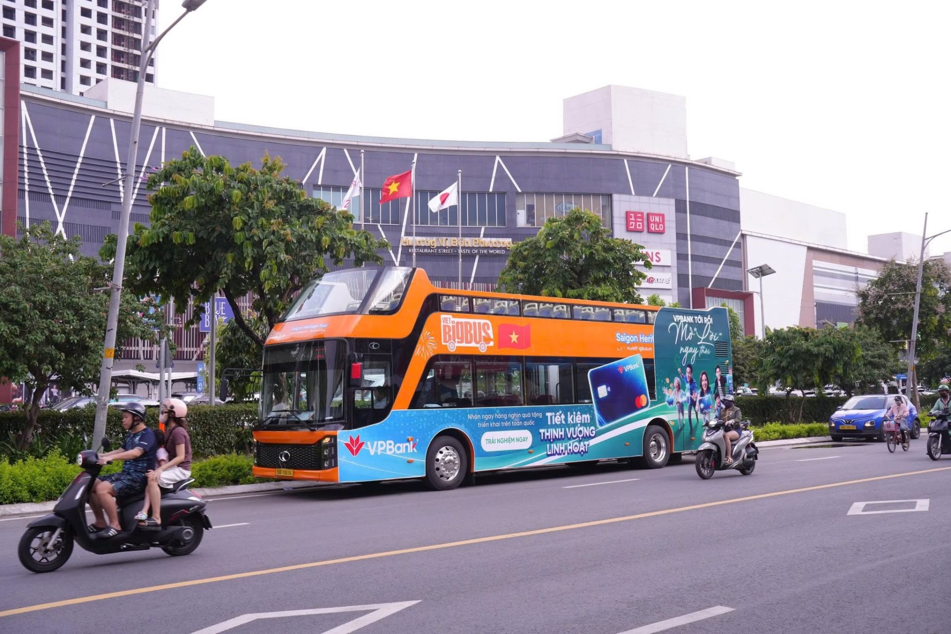 Xe bus 2 tầng với thiết kế thương hiệu VPBank nổi bật trên đường phố. Ảnh VPBank. Xe bus 2 tầng với thiết kế thương hiệu VPBank nổi bật trên đường phố. Ảnh VPBank.
