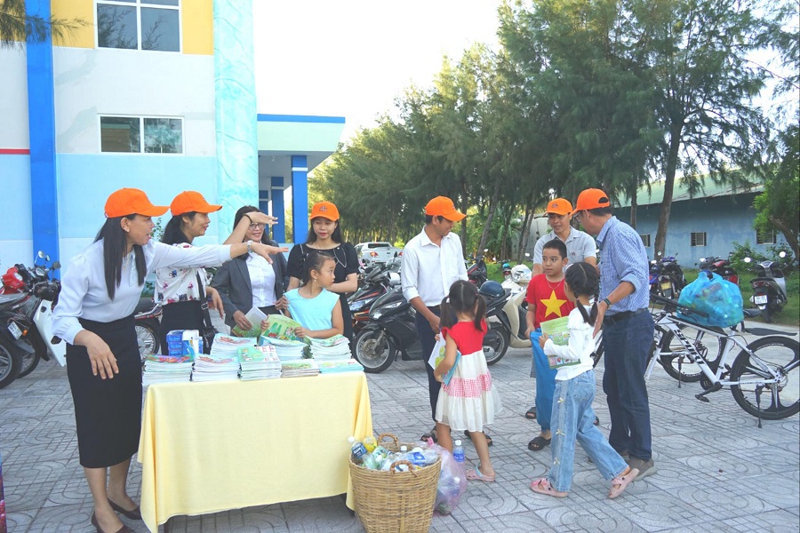 Một buổi s&aacute;ng thật &yacute; nghĩa trong những ng&agrave;y diễn ra chương tr&igrave;nh &ldquo;Đổi chai nhựa lấy s&aacute;ch&rdquo;.