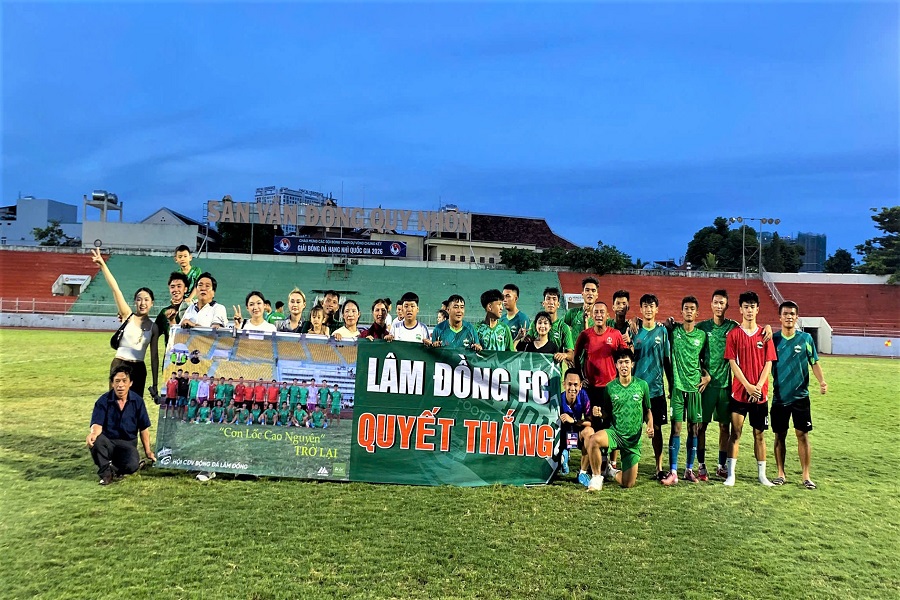 Nhiều cổ động viên, người thân và gia đình của các cầu thủ từ Đà Lạt xuống Quy Nhơn cổ vũ cho các cầu thủ trong trận đấu quan trọng này Nhiều cổ động viên, người thân và gia đình của các cầu thủ từ Đà Lạt xuống Quy Nhơn cổ vũ cho các cầu thủ trong trận đấu quan trọng này