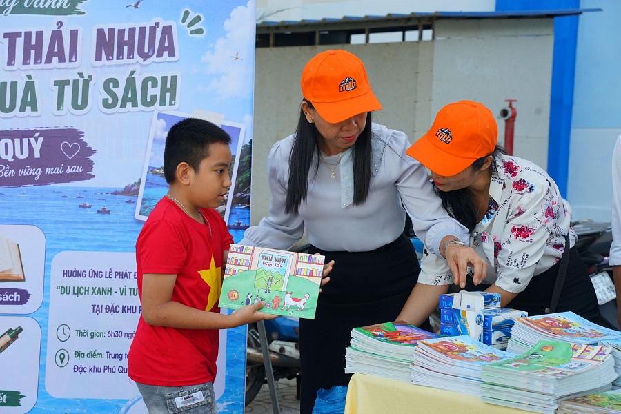 Niềm vui của c&aacute;c em khi nhận được s&aacute;ch v&agrave; b&uacute;t.