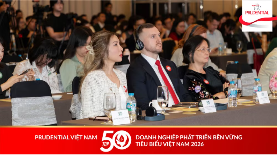 B&agrave; Nguyễn Li&ecirc;n Phương (b&ecirc;n tr&aacute;i), Ph&oacute; Tổng Gi&aacute;m đốc Tu&acirc;n thủ v&agrave; Rủi ro Prudential Việt Nam tại Hội nghị Thượng đỉnh &ldquo;Cuộc Đại Chuyển đổi 3P&rdquo;