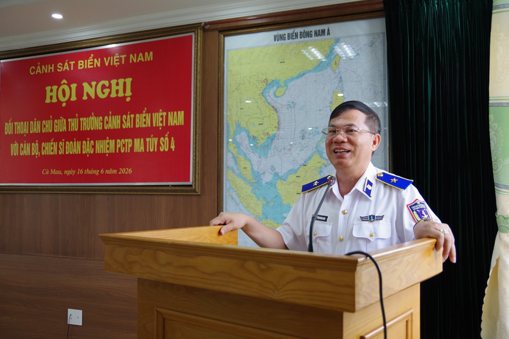 Thiếu tướng Đ&agrave;m Xu&acirc;n Tuấn - Ph&oacute; Tư lệnh Cảnh s&aacute;t biển Việt Nam đối thoại d&acirc;n chủ với c&aacute;n bộ chiến sĩ đơn vị