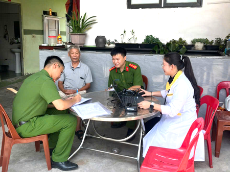 Thực hiện thu nhận mẫu sinh phẩm ADN thân nhân liệt sĩ tại xã Na Dương phục vụ công tác đối sánh, xác định danh tính hài cốt liệt sĩ còn thiếu thông tin. Thực hiện thu nhận mẫu sinh phẩm ADN thân nhân liệt sĩ tại xã Na Dương phục vụ công tác đối sánh, xác định danh tính hài cốt liệt sĩ còn thiếu thông tin.