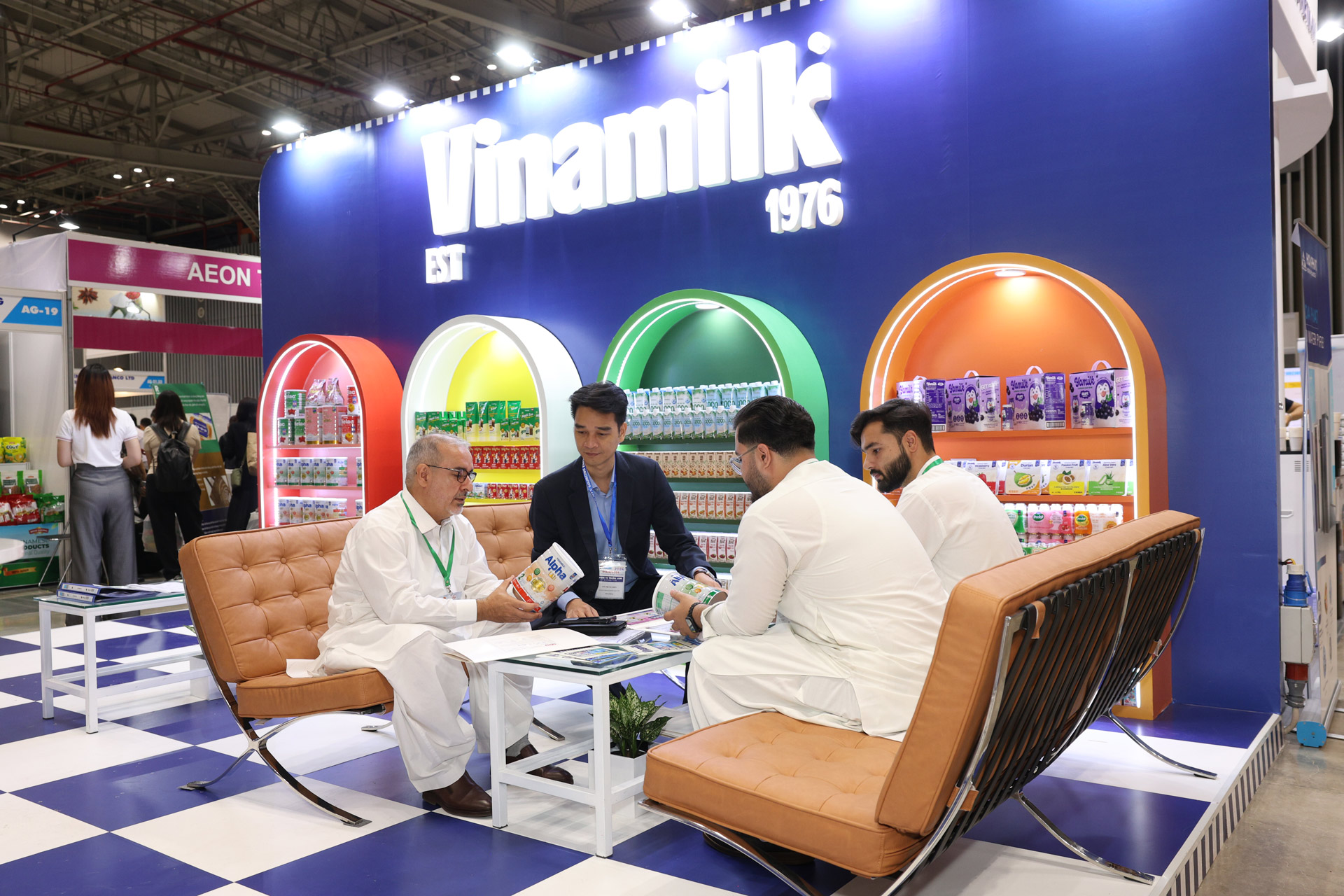 Vinamilk là doanh nghiệp có nhiều đóng góp trong việc đưa sản phẩm sữa Việt Nam vươn ra thế giới. Vinamilk là doanh nghiệp có nhiều đóng góp trong việc đưa sản phẩm sữa Việt Nam vươn ra thế giới.