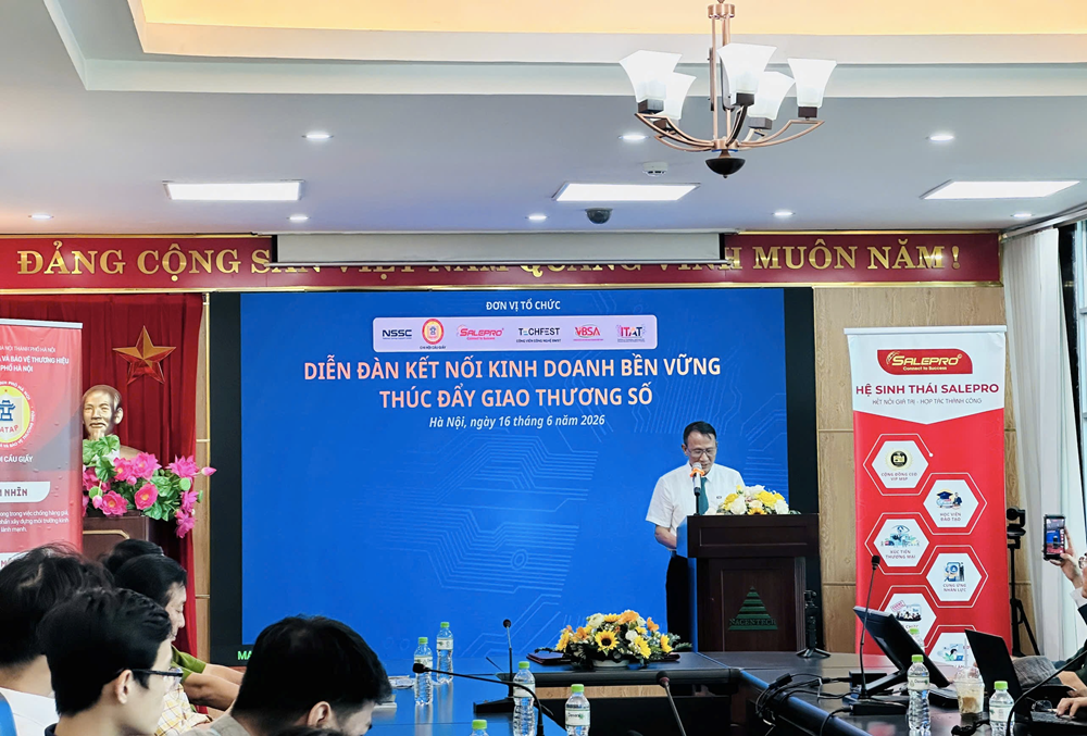 Ph&aacute;t biểu khai mạc diễn đ&agrave;n, &ocirc;ng Trương Đỗ Chuy&ecirc;n đ&aacute;nh gi&aacute; cao &yacute; nghĩa của chương tr&igrave;nh trong bối cảnh chuyển đổi số đang diễn ra mạnh mẽ tr&ecirc;n to&agrave;n cầu.