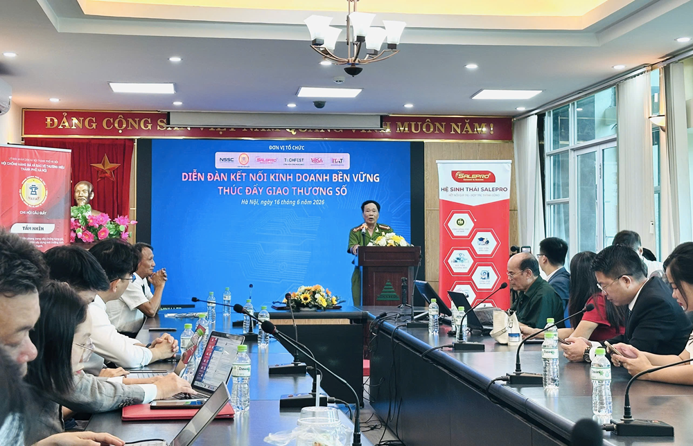 Thượng t&aacute; Phạm Quang Long chia sẻ chuy&ecirc;n đề &ldquo;Chống h&agrave;ng giả trong giao thương số&rdquo; tại sự ki&ecirc;̣n.