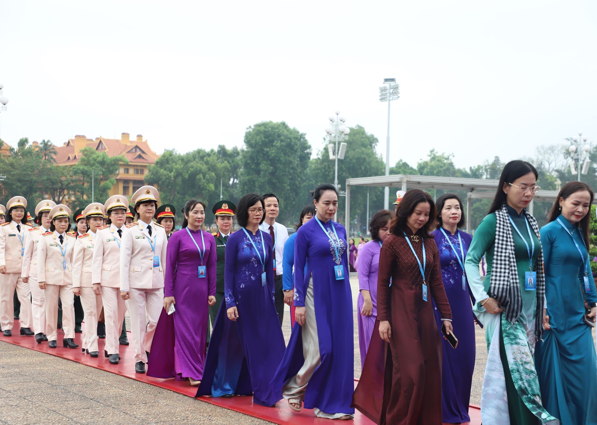 Đồng ch&iacute; Đỗ Nguyệt &Aacute;nh - B&iacute; thư Đảng ủy, Chủ tịch Hội đồng th&agrave;nh vi&ecirc;n Tổng c&ocirc;ng ty Điện lực miền Bắc c&ugrave;ng c&aacute;c đại biểu nữ v&agrave;o Lăng viếng Chủ tịch Hồ Ch&iacute; Minh s&aacute;ng 17/6/2026