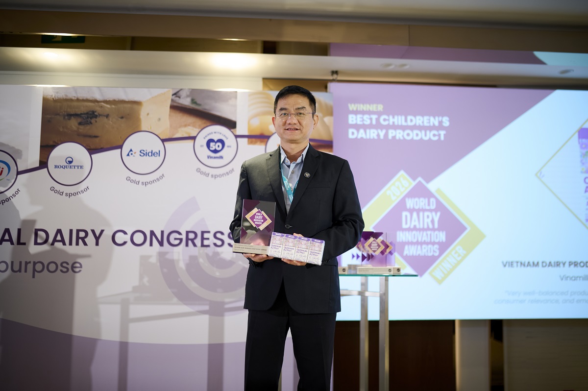 &Ocirc;ng Nguyễn Quang Tr&iacute; &ndash; Gi&aacute;m đốc Điều h&agrave;nh Marketing Vinamilk c&ugrave;ng &ocirc;ng Đỗ Thanh Tuấn &ndash; Gi&aacute;m đốc Đối Ngoại Vinamilk nhận vinh danh tại Giải thưởng Đổi mới s&aacute;ng tạo ng&agrave;nh Sữa to&agrave;n cầu 2026, Barcelona &ndash; T&acirc;y Ban Nha. Ảnh: Xavier