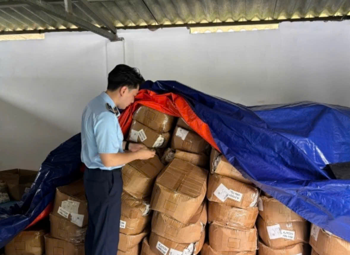 Lực lượng chức năng phát hiện, thu giữ số lượng lớn thực phẩm giả mạo nhãn hiệu Acecook tại cơ sở sản xuất ở xã An Khánh. (Ảnh: Chi cục QLTT TP Hà Nội) Lực lượng chức năng phát hiện, thu giữ số lượng lớn thực phẩm giả mạo nhãn hiệu Acecook tại cơ sở sản xuất ở xã An Khánh. (Ảnh: Chi cục QLTT TP Hà Nội)