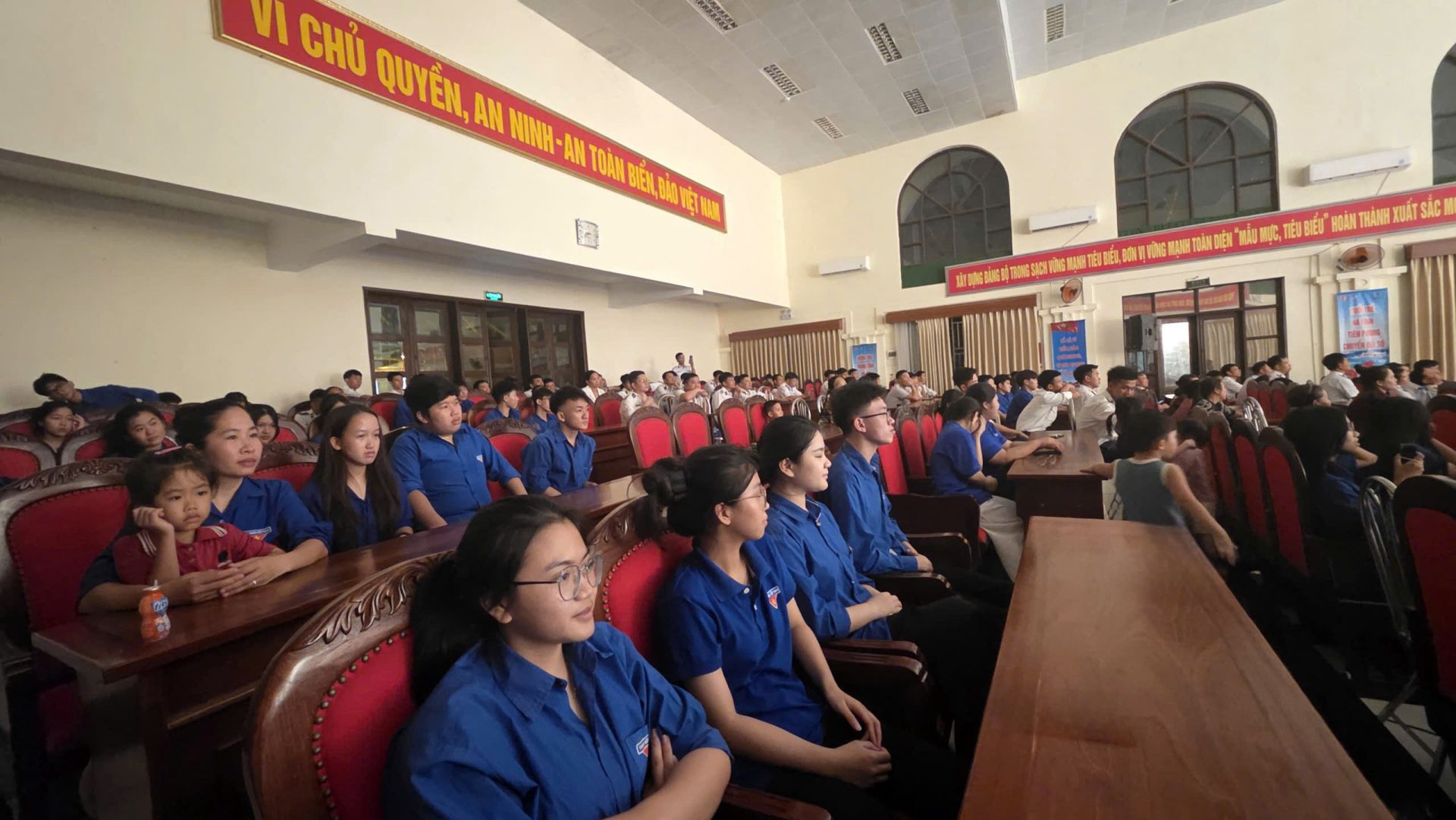 Đoàn viên thanh niên xã Đan Hải và xã Tiên Điền (Hà Tĩnh) tham dự chương trình. Đoàn viên thanh niên xã Đan Hải và xã Tiên Điền (Hà Tĩnh) tham dự chương trình.
