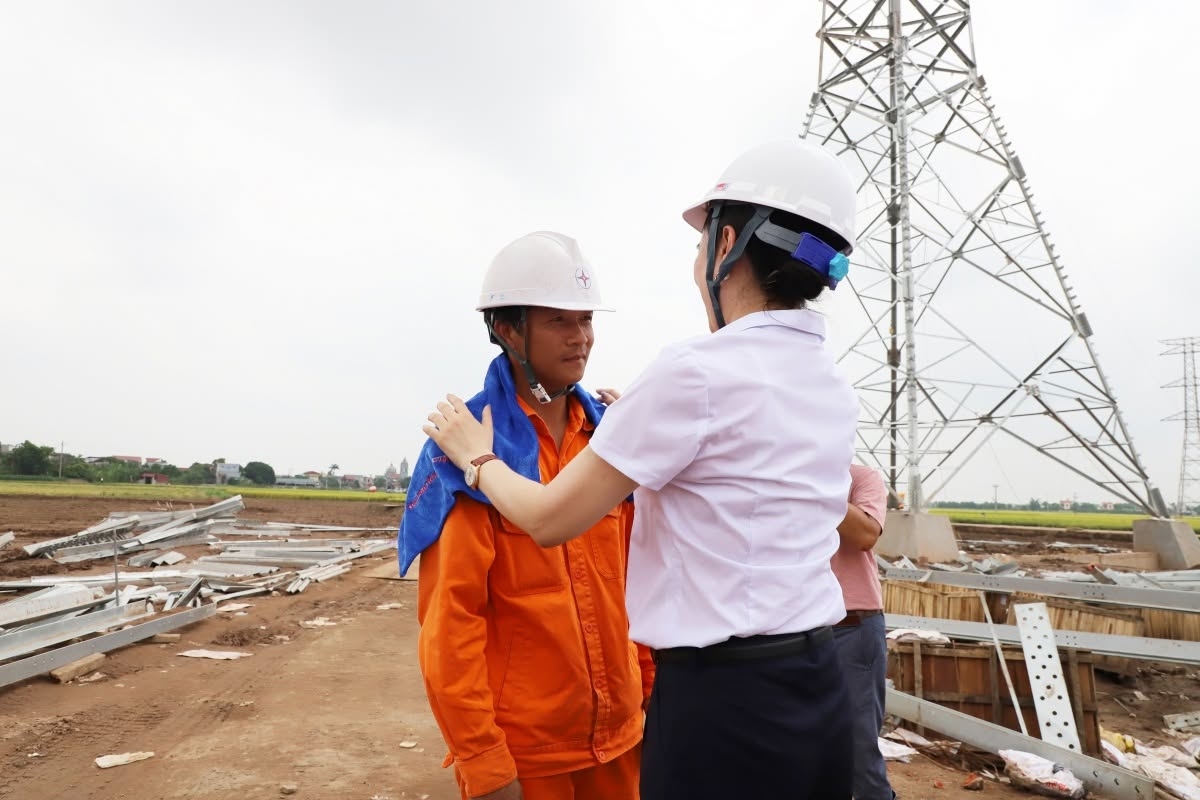 Đồng ch&iacute; Đỗ Nguyệt &Aacute;nh lu&ocirc;n quan t&acirc;m đến điều kiện l&agrave;m việc v&agrave; tinh thần của những c&ocirc;ng nh&acirc;n đang trực tiếp thi c&ocirc;ng tr&ecirc;n c&ocirc;ng trường.
