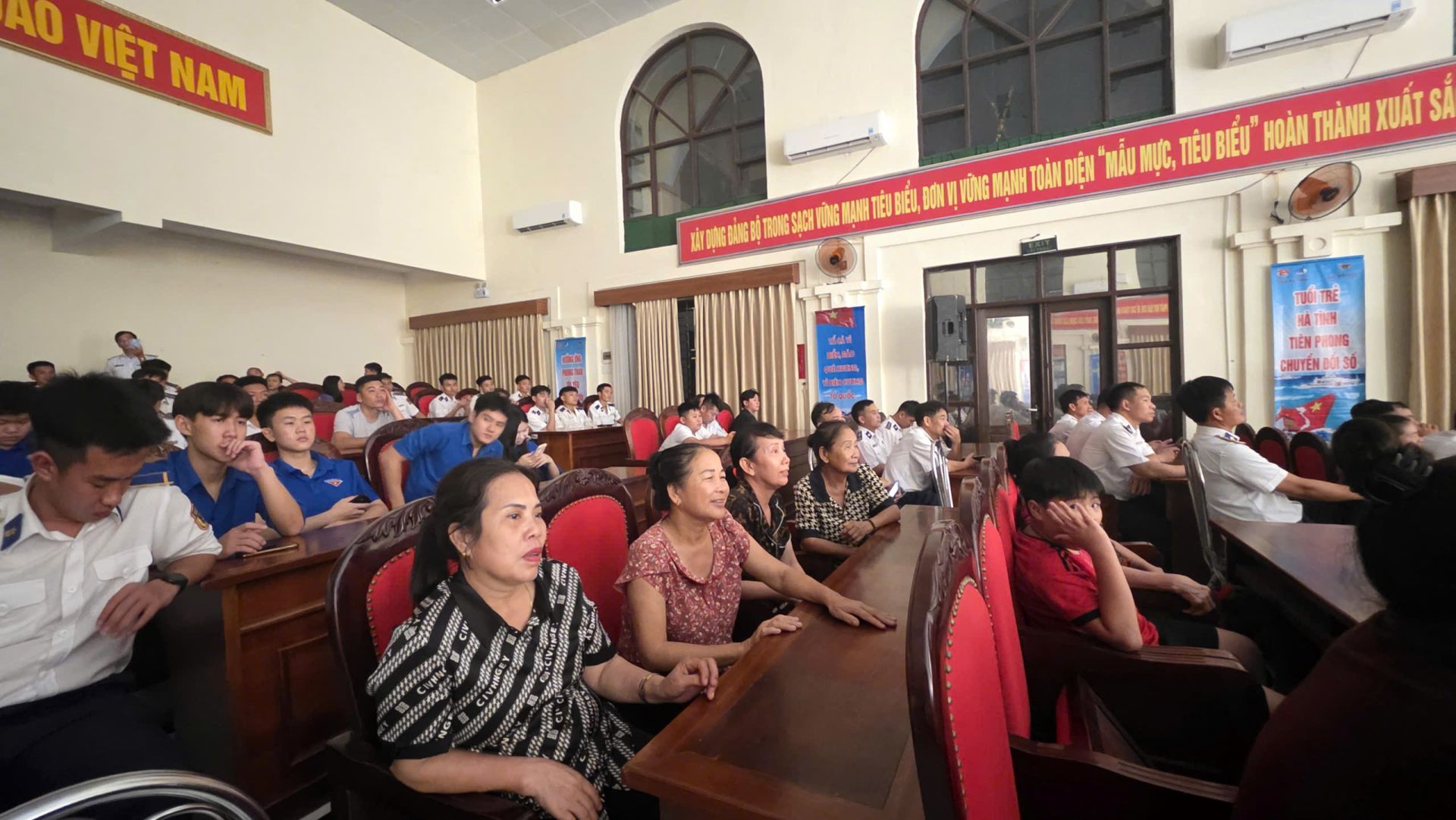 Bà con nhân dân trên địa bàn đóng quân chăm chú theo dõi các tiết mục nghệ thuật. Bà con nhân dân trên địa bàn đóng quân chăm chú theo dõi các tiết mục nghệ thuật.