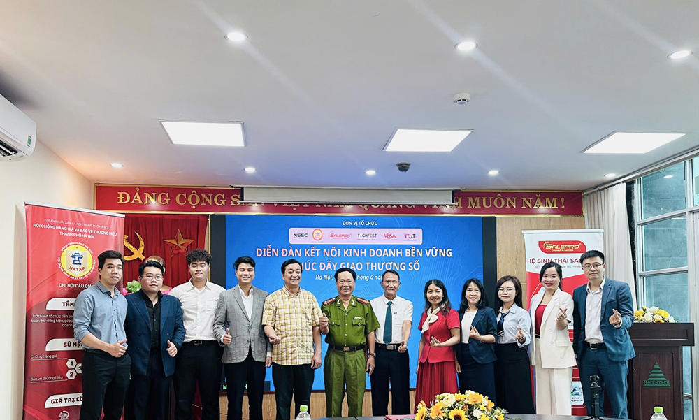 &Ocirc;ng Trương Đỗ Chuy&ecirc;n, Chủ tịch Hội Chống h&agrave;ng giả v&agrave; Bảo vệ thương hiệu th&agrave;nh phố H&agrave; Nội c&ugrave;ng đại diện c&aacute;c đơn vị tổ chức, doanh nghiệp v&agrave; kh&aacute;ch mời chụp ảnh lưu niệm tại diễn đ&agrave;n.