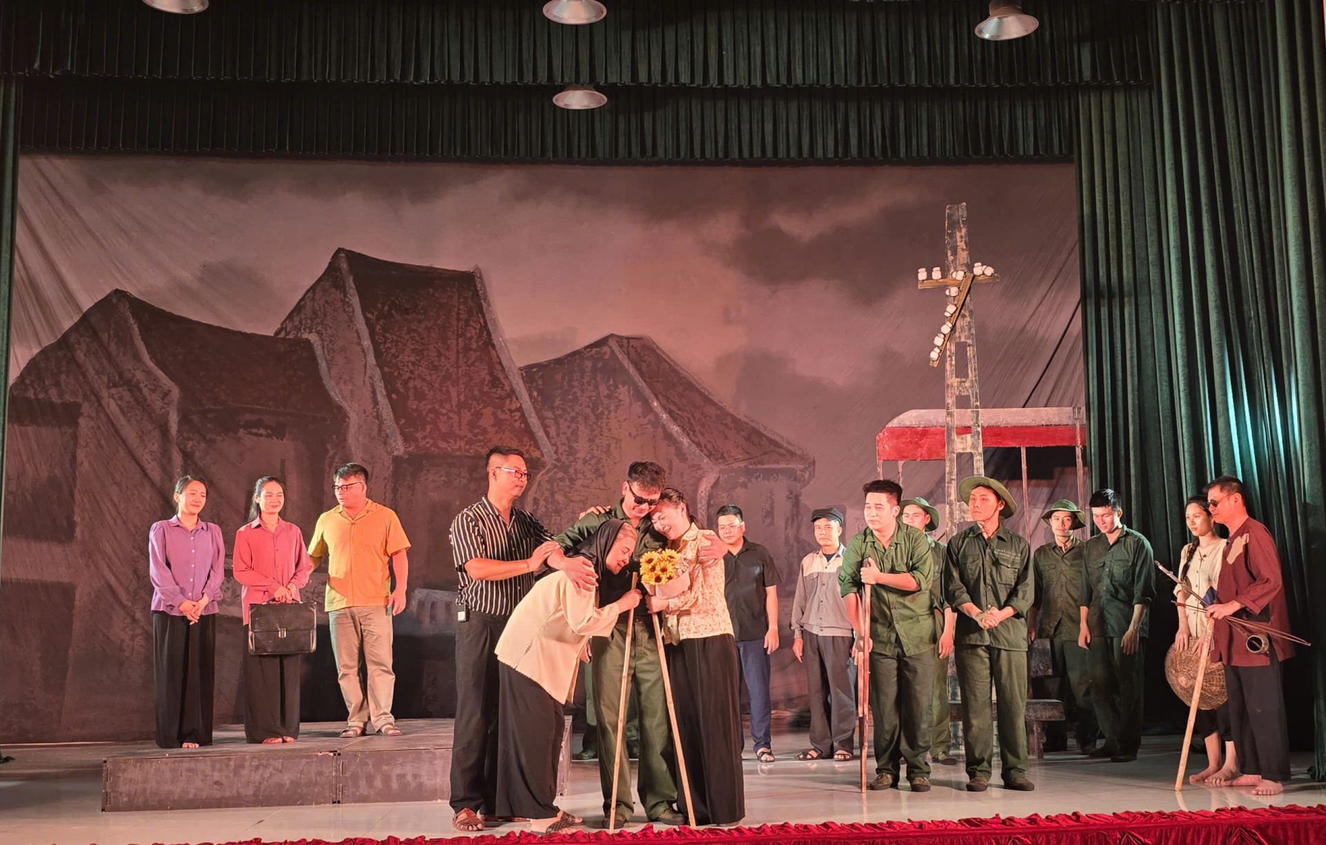 Một cảnh trong vở kịch “Cô giáo Hà Nội” do Nhà hát Kịch nói Quân đội biểu diễn. Một cảnh trong vở kịch “Cô giáo Hà Nội” do Nhà hát Kịch nói Quân đội biểu diễn.