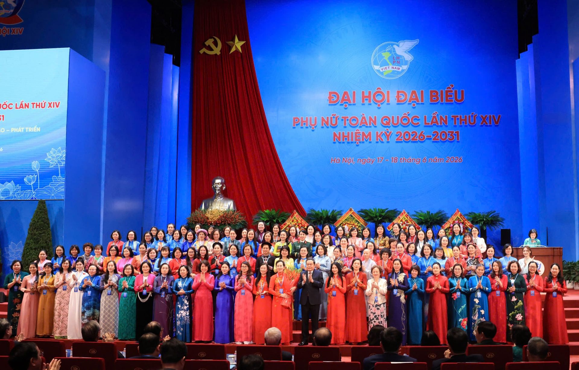 Đồng ch&iacute; Trần Thanh Mẫn - Ủy vi&ecirc;n Bộ Ch&iacute;nh trị, Chủ tịch Quốc hội chụp ảnh c&ugrave;ng Ban Chấp h&agrave;nh Trung ương Hội Li&ecirc;n hiệp Phụ nữ Việt Nam kh&oacute;a XIV, nhiệm kỳ 2026-2031