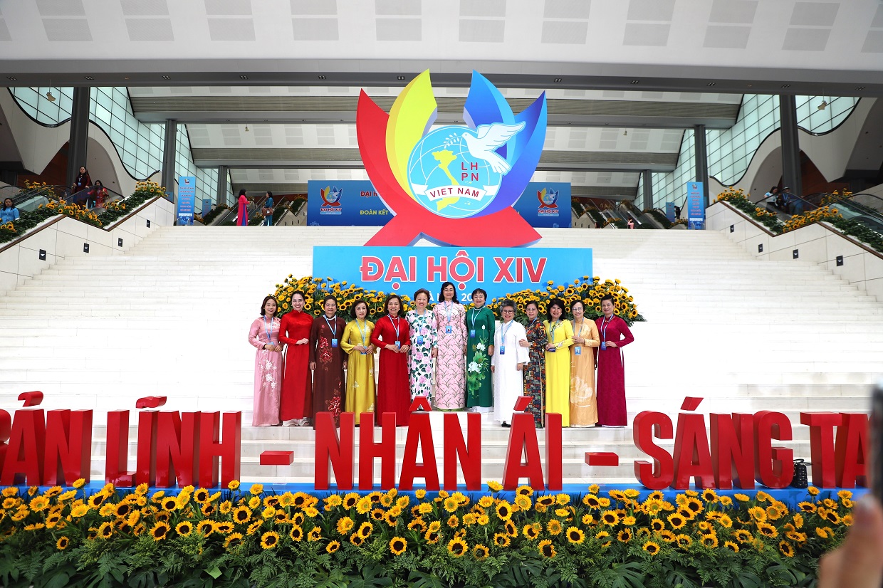 Đồng ch&iacute; Đỗ Nguyệt &Aacute;nh chụp h&igrave;nh lưu niệm c&ugrave;ng c&aacute;c Đại biểu l&agrave; nữ doanh nh&acirc;n tại Đại hội