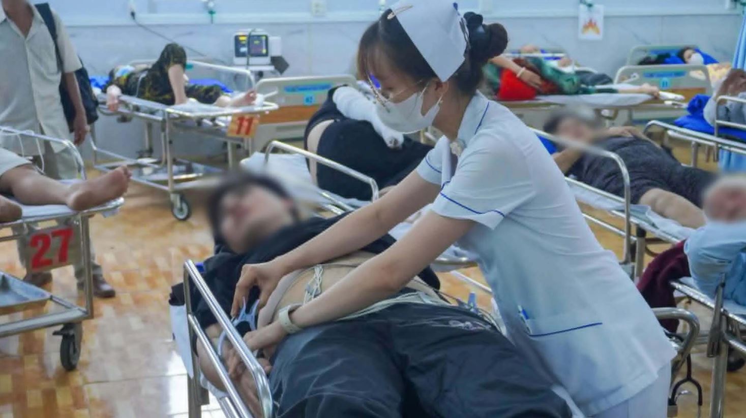 Bệnh nh&acirc;n nghi ngộ độc cấp cứu tại Bệnh viện Qu&acirc;n y 120, ng&agrave;y 18/6. Ảnh: Ho&agrave;ng Nam