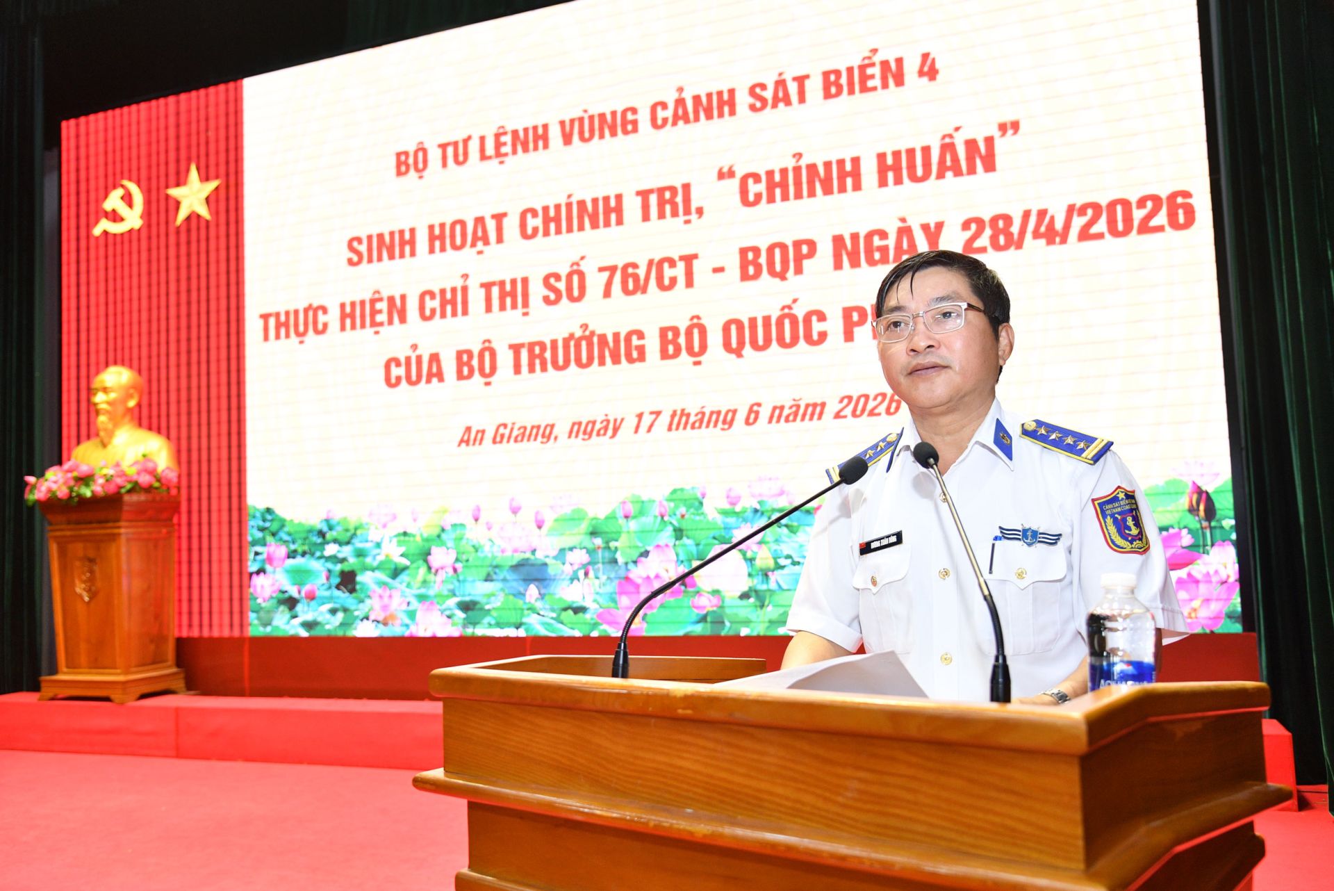 Đại t&aacute; Dương Xu&acirc;n Dũng - Ph&oacute; Chủ nhiệm Ch&iacute;nh trị, Bộ Tư lệnh V&ugrave;ng Cảnh s&aacute;t biển 4 qu&aacute;n triệt nội dung Chỉ thị 76, c&aacute;c chỉ thị, văn bản c&oacute; li&ecirc;n quan.