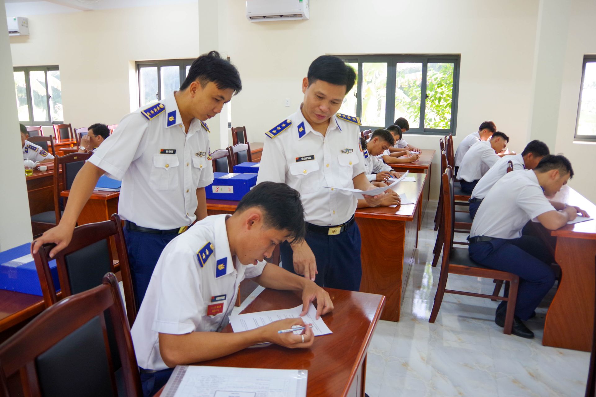 Đo&agrave;n c&ocirc;ng t&aacute;c Cảnh s&aacute;t biển Việt Nam kiểm tra nhận thức c&aacute;c mặt c&ocirc;ng t&aacute;c của c&aacute;n bộ, chiến sĩ