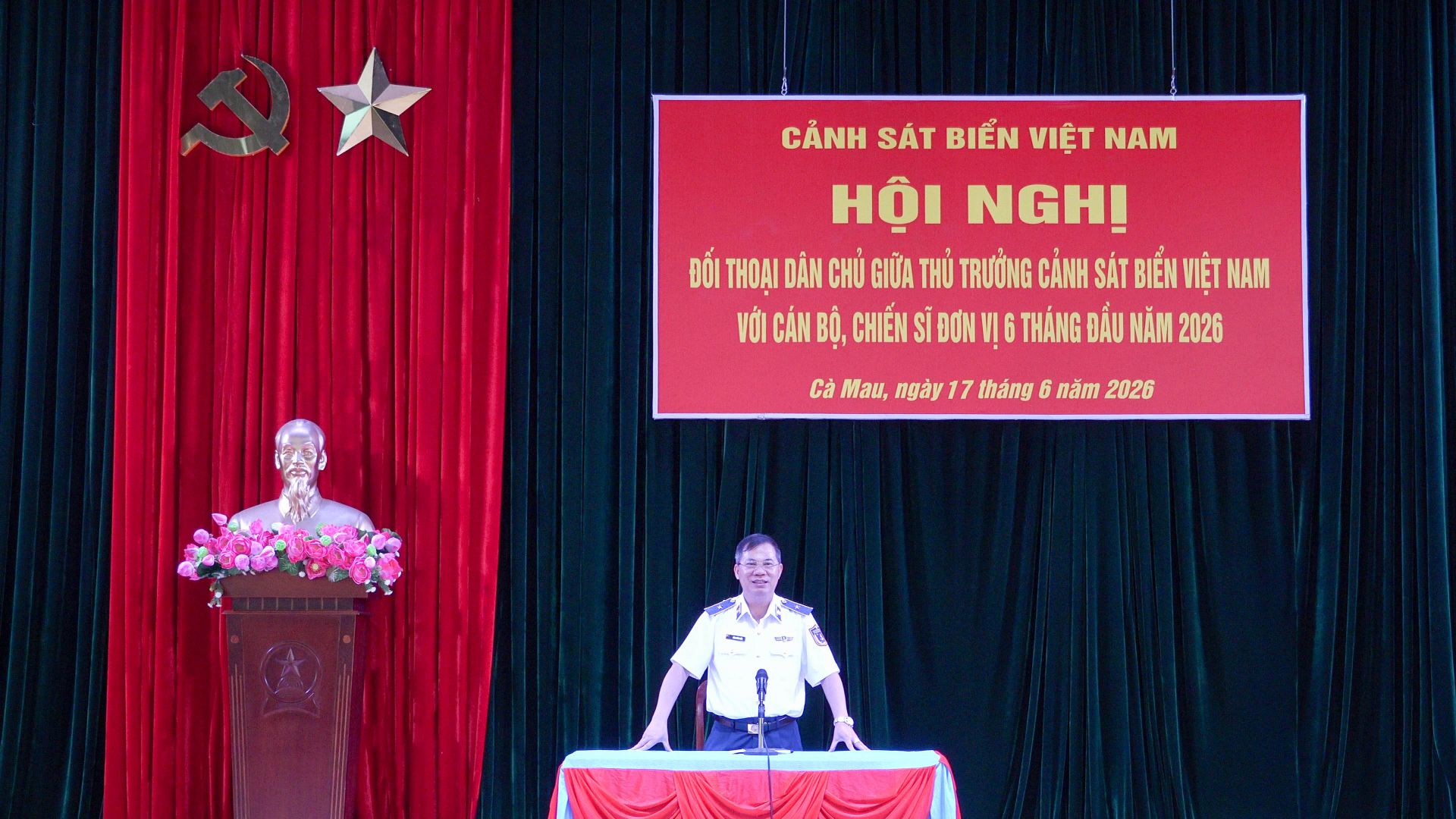 Đồng ch&iacute; Thiếu tướng Đ&agrave;m Xu&acirc;n Tuấn, Ph&oacute; Tư lệnh Cảnh s&aacute;t biển chủ tr&igrave; hội nghị đối thoại d&acirc;n chủ