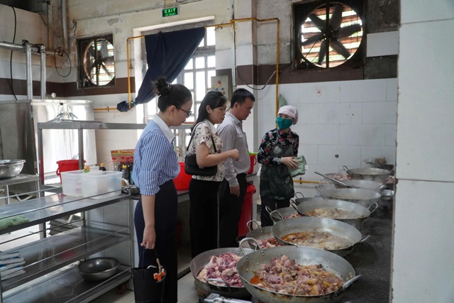 Lực lượng chức năng tăng cường kiểm tra, xử l&yacute; vi phạm về an to&agrave;n thực phẩm.