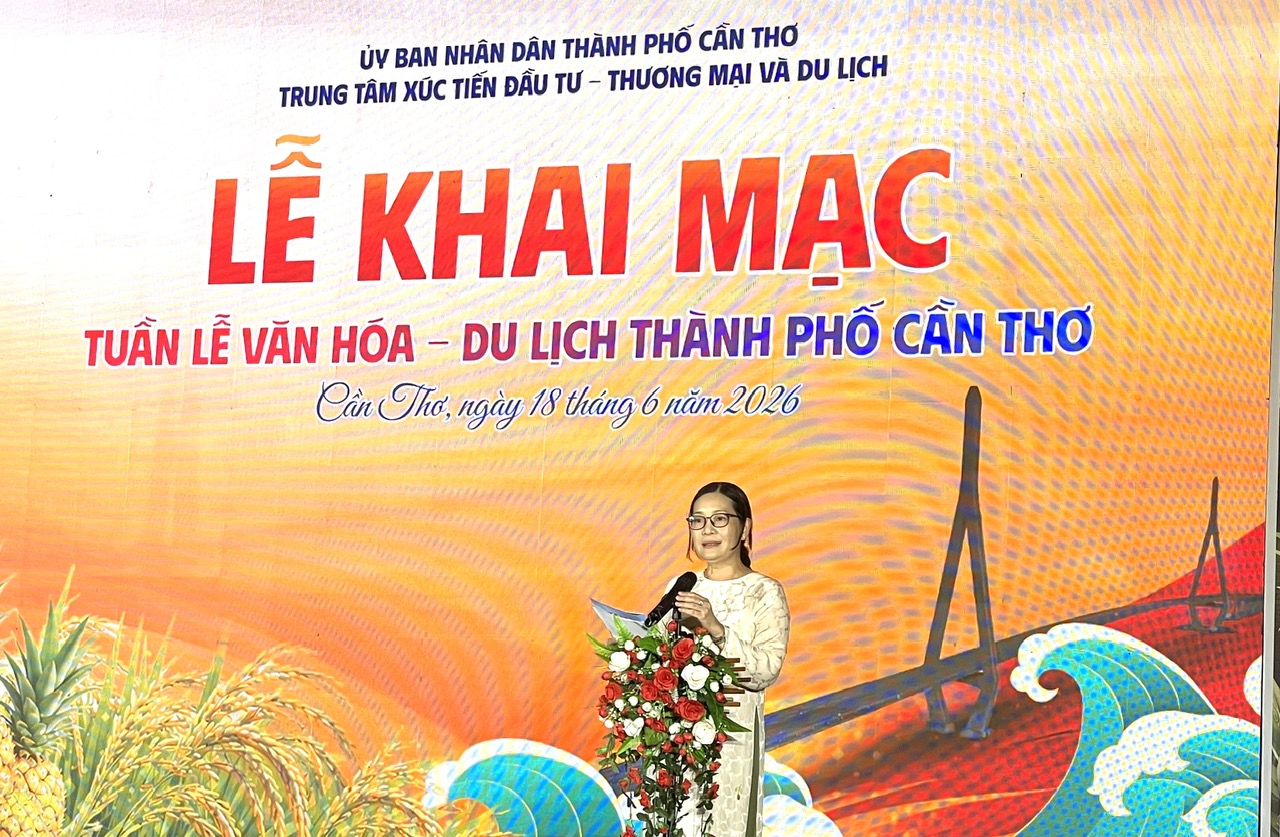 Bà Nguyễn Thị Kiều Duyên, Giám đốc Trung tâm Xúc tiến Đầu tư-Thương mại và Du lịch Cần Thơ phát biểu Lễ khai mạc Bà Nguyễn Thị Kiều Duyên, Giám đốc Trung tâm Xúc tiến Đầu tư-Thương mại và Du lịch Cần Thơ phát biểu Lễ khai mạc