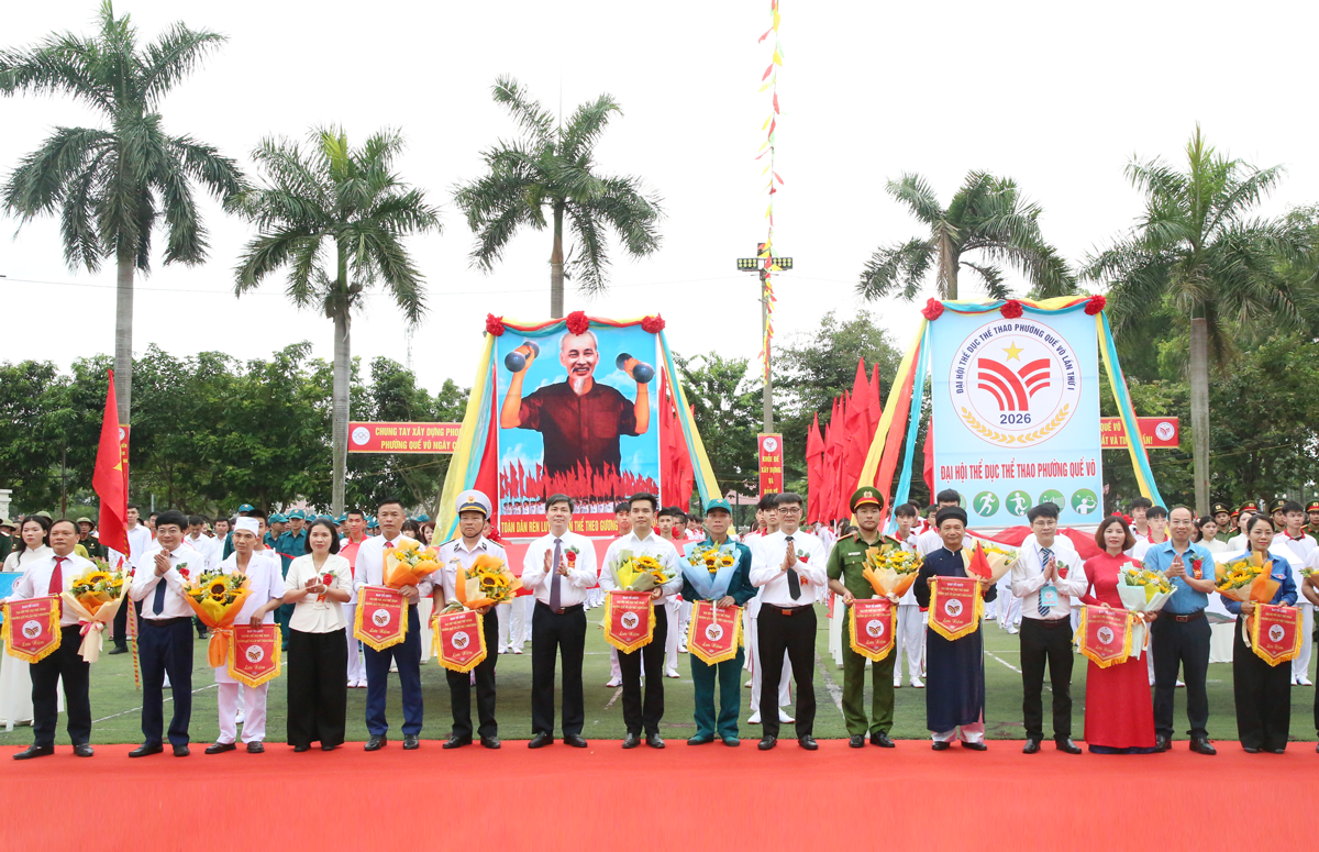 Các đồng chí lãnh đạo tặng hoa, cờ lưu niệm cho các đoàn tham dự Đại hội. Các đồng chí lãnh đạo tặng hoa, cờ lưu niệm cho các đoàn tham dự Đại hội.