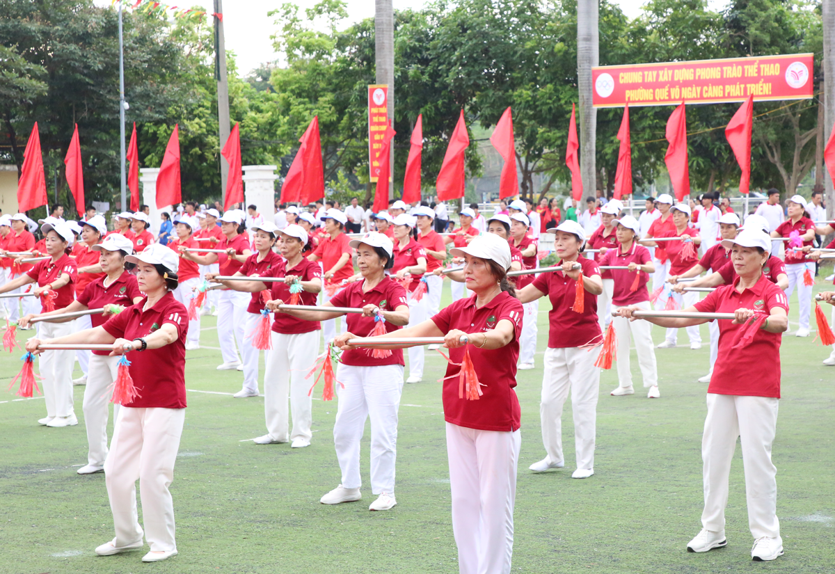 Màn đồng diễn dưỡng sinh của Hội người cao tuổi phường tại Lễ khai mạc. Màn đồng diễn dưỡng sinh của Hội người cao tuổi phường tại Lễ khai mạc.