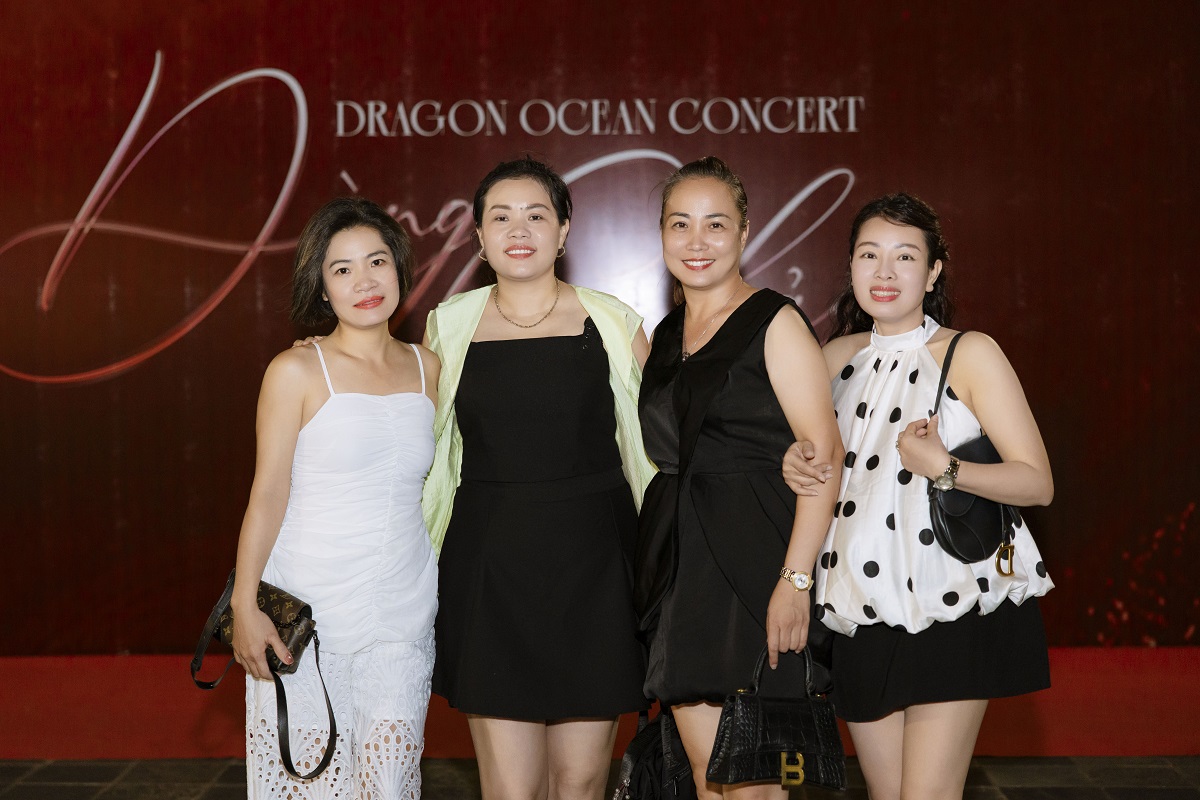 H&agrave;ng trăm kh&aacute;n giả c&ugrave;ng h&ograve;a m&igrave;nh v&agrave;o kh&ocirc;ng gian &acirc;m nhạc đầy cảm x&uacute;c tại Quảng trường Dragon Beach - Khu Du lịch Quốc tế Đồi Rồng