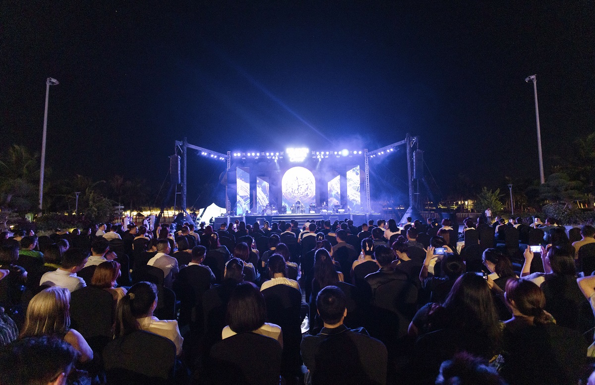 H&agrave;ng trăm kh&aacute;n giả c&ugrave;ng h&ograve;a m&igrave;nh v&agrave;o kh&ocirc;ng gian &acirc;m nhạc đầy cảm x&uacute;c tại Dragon Ocean Concert 01 b&ecirc;n biển Dragon Beach