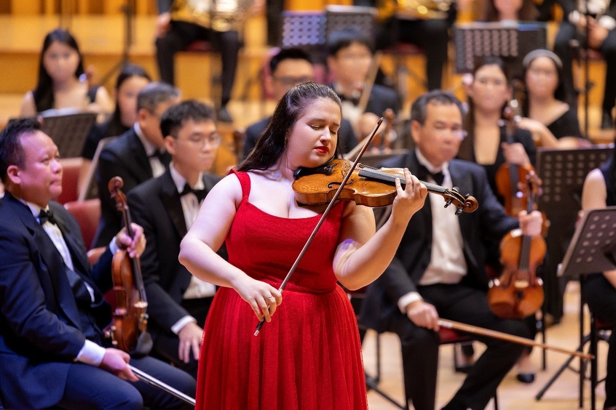 Trong Tchaikovsky Night, nghệ sĩ trẻ người Ba Lan gây ấn tượng bởi kỹ thuật điêu luyện và khả năng làm chủ sân khấu hiếm thấy ở thế hệ của mình Trong Tchaikovsky Night, nghệ sĩ trẻ người Ba Lan gây ấn tượng bởi kỹ thuật điêu luyện và khả năng làm chủ sân khấu hiếm thấy ở thế hệ của mình