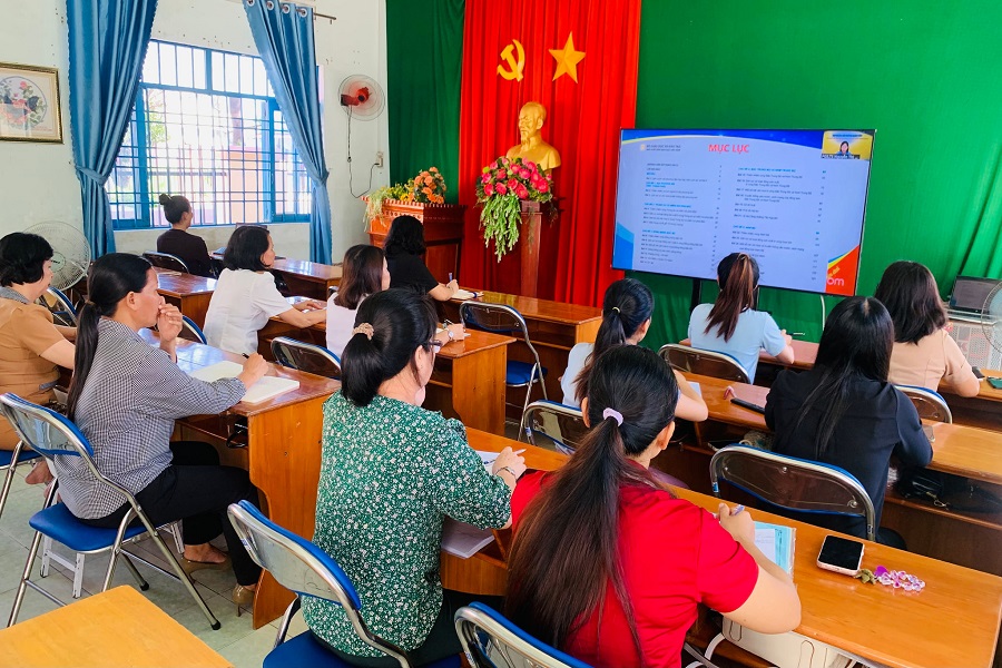 Giáo viên Trường Tiểu học Tiến Lợi tập huấn bộ SGK thống nhất. Ảnh: Thanh Thủy Giáo viên Trường Tiểu học Tiến Lợi tập huấn bộ SGK thống nhất. Ảnh: Thanh Thủy