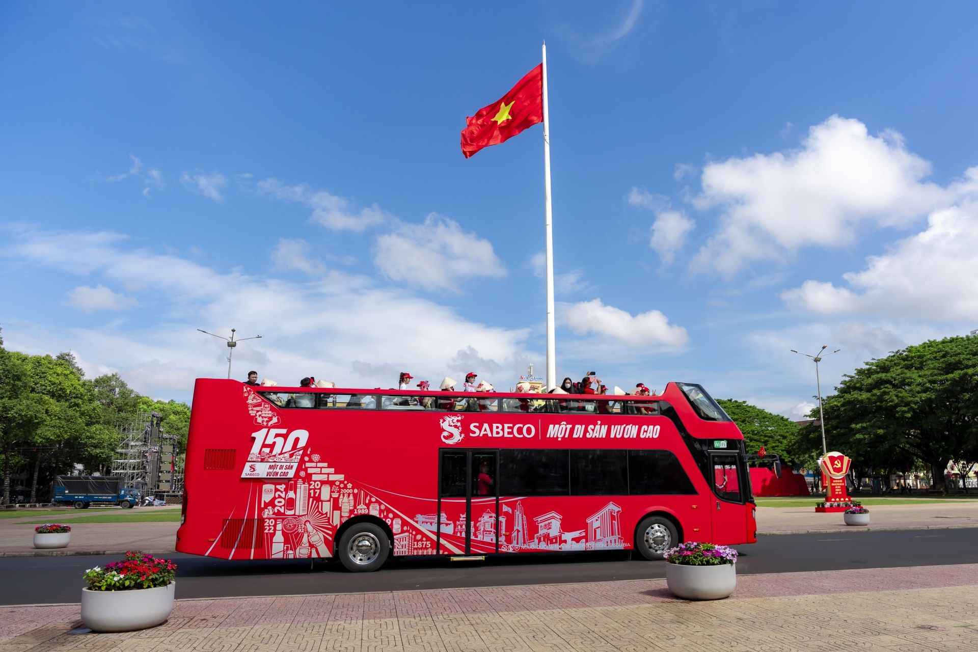 Với h&agrave;nh tr&igrave;nh hơn 2.200 km qua 9 tỉnh th&agrave;nh , 